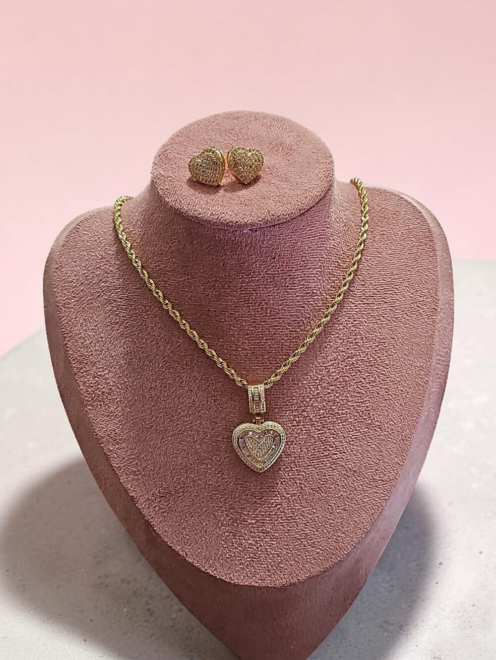 Sassified Boutique Nwt Gold Heart Pendant Necklace and Stud Earrings Set - Gold